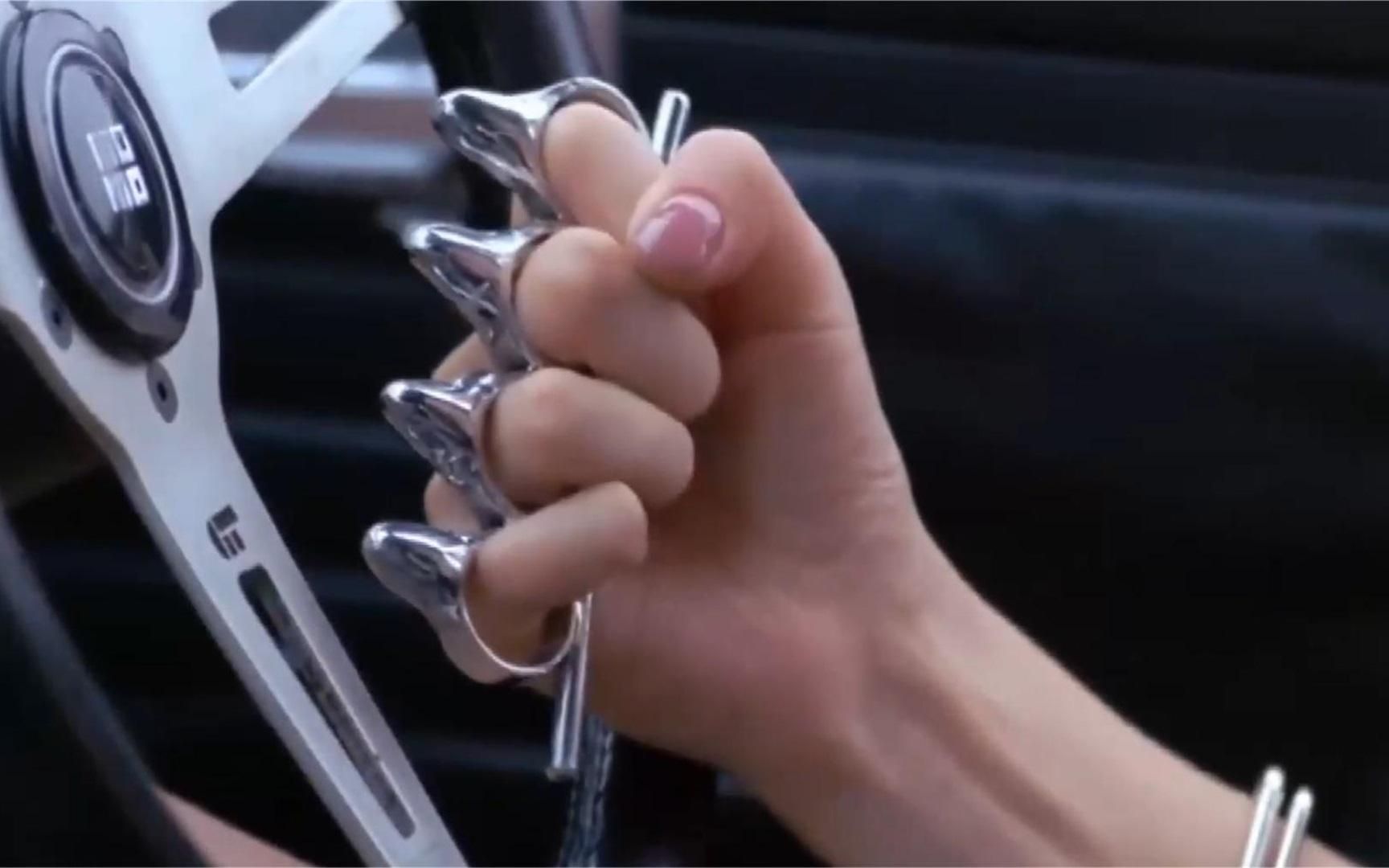 为什么打架要戴指虎看完这段就明白了