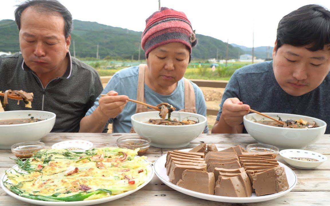 [图]- 不爱看镜头的一家人 - 橡子凉粉制作的全过程~橡子凉粉&葱饼料理篇！(Acorn jelly&Green onion pancake)