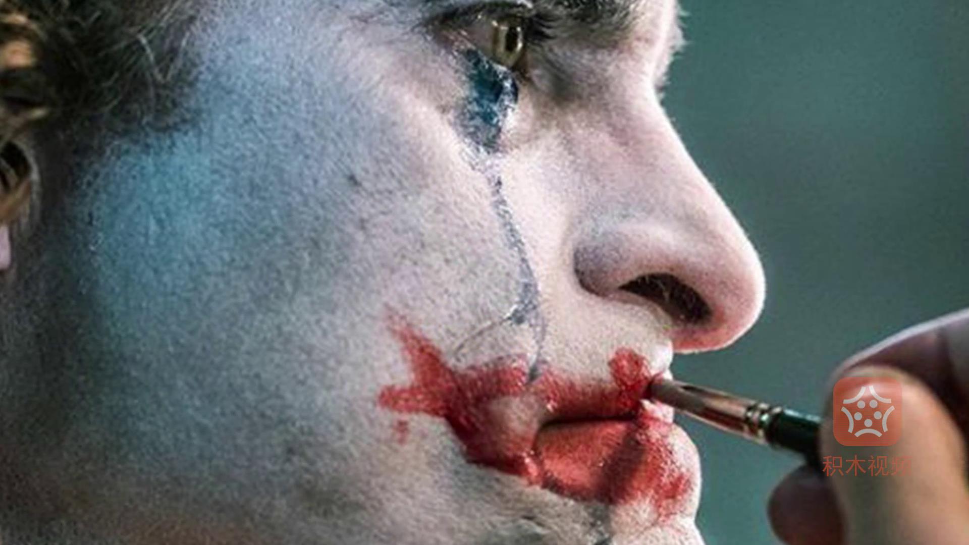 《小丑》上映一周年导演发布新幕后照 杰昆菲尼克斯含泪大笑