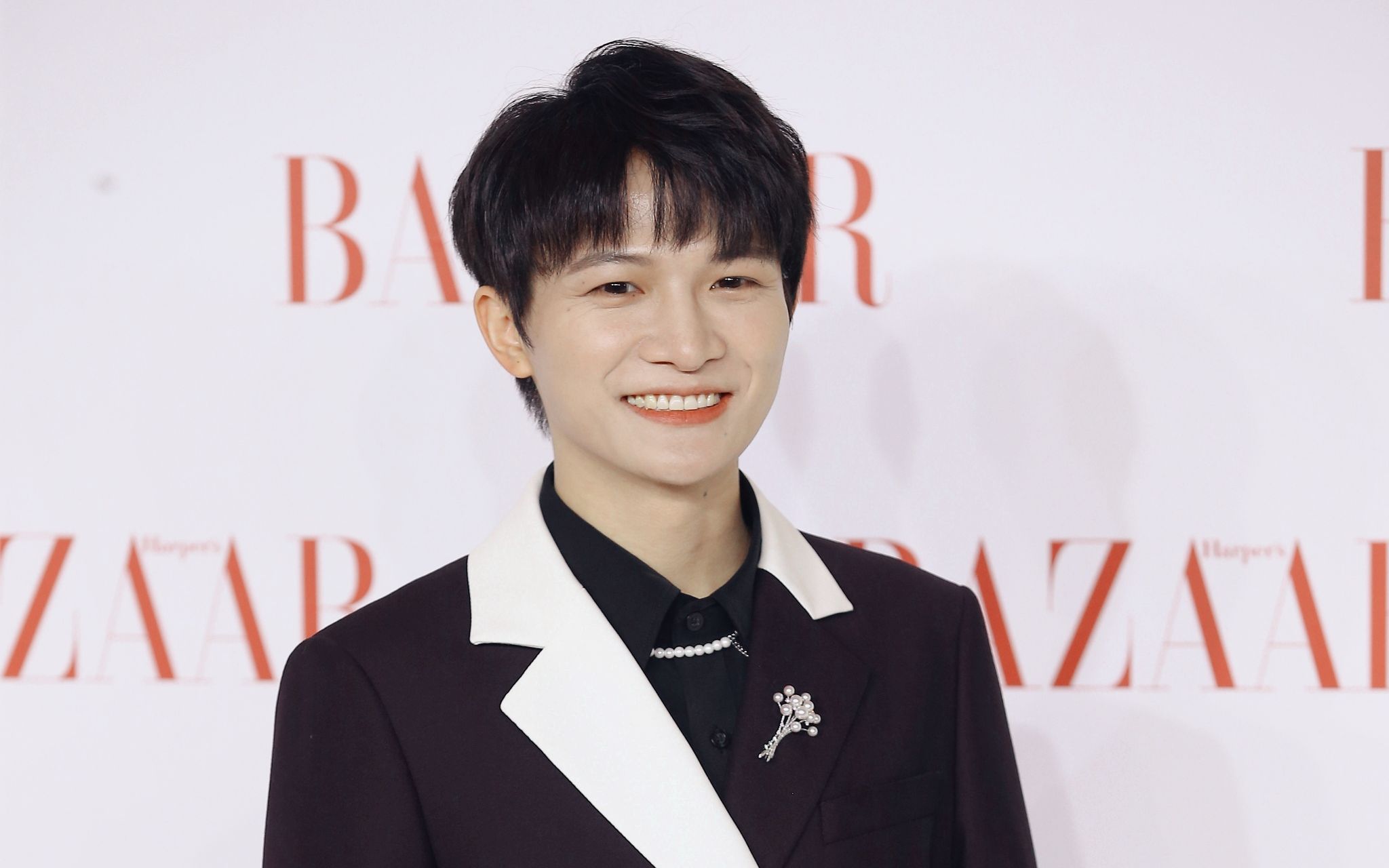 【周深】2021时尚芭莎慈善晚宴丨红毯 & 芭莎公益专属画作盲盒