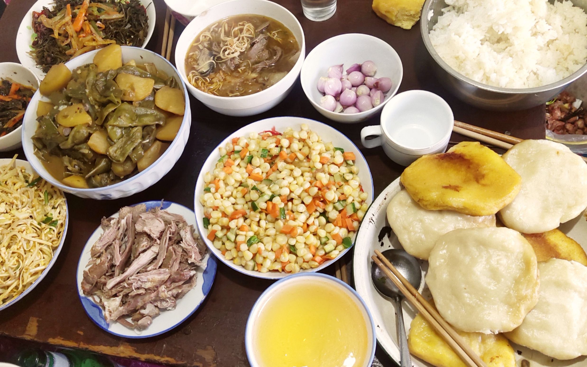 东北农村正宗美食,柴火锅贴大饼子,土豆炖豆角,真香