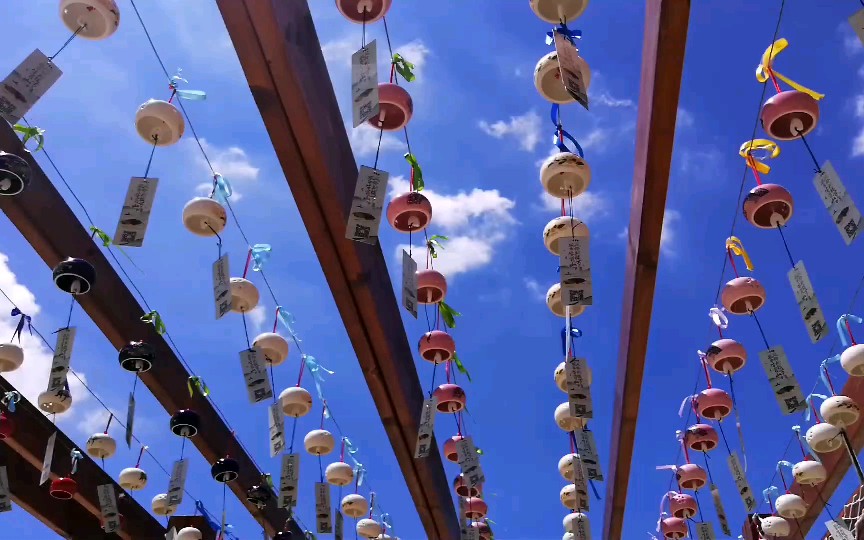 蓝天微云下的牛首山风铃70ω70