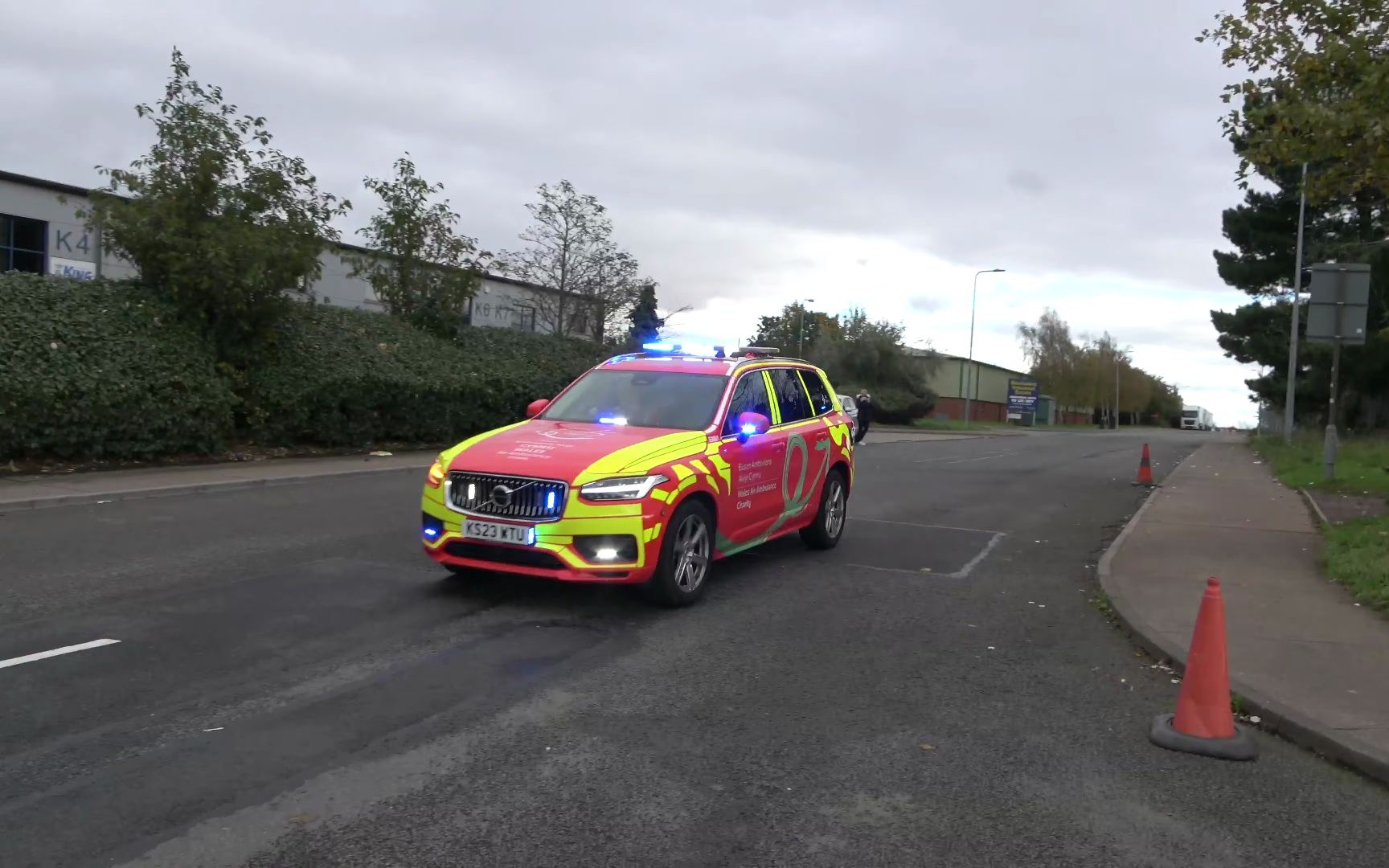 全新沃尔沃xc90快速响应救护车出警!英国威尔士地区应急车辆出警