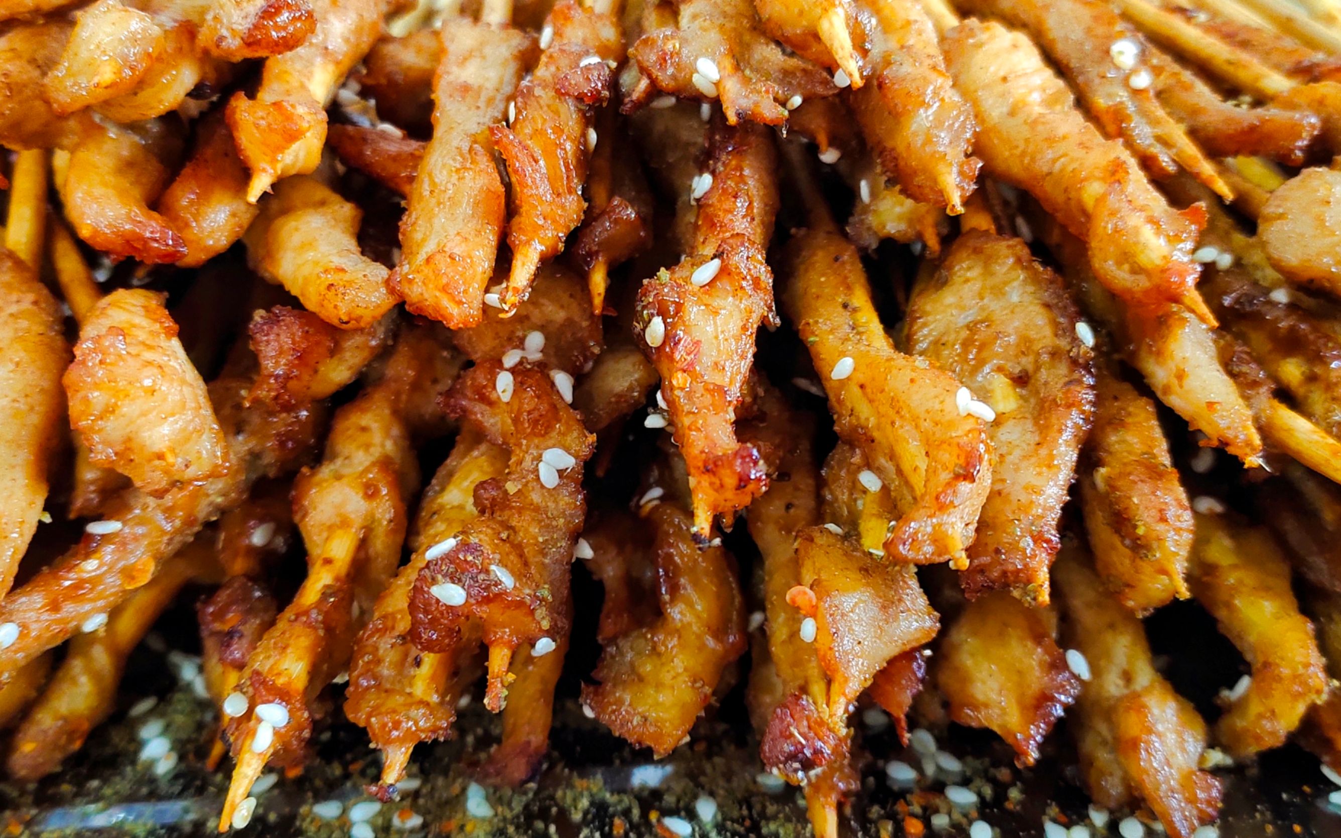 10块钱20串的鸡肉串串自己在家做,撒孜然辣椒面,大把吃肉真过瘾