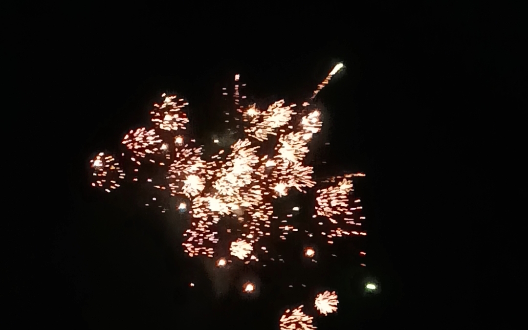 "小姐 ,这次的烟花可还满意?"