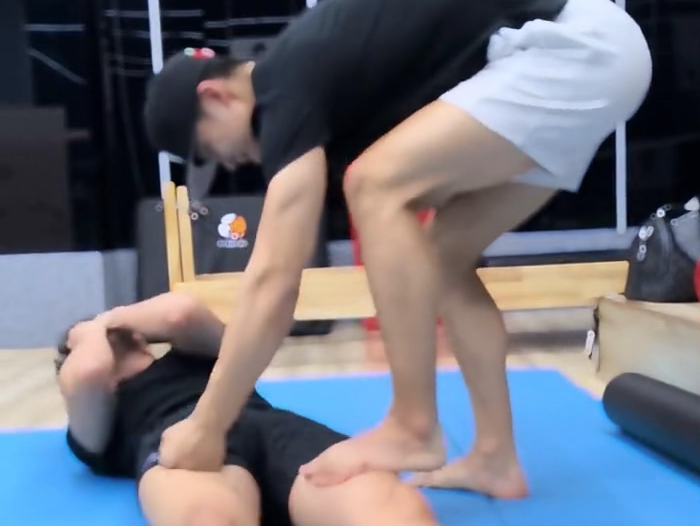 腹肌黑皮篮球体育生按摩