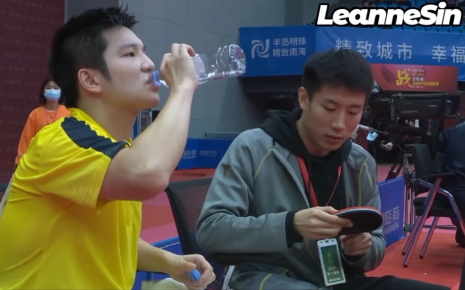场外指导是程靖淇 赛场上的樊振东永远热血