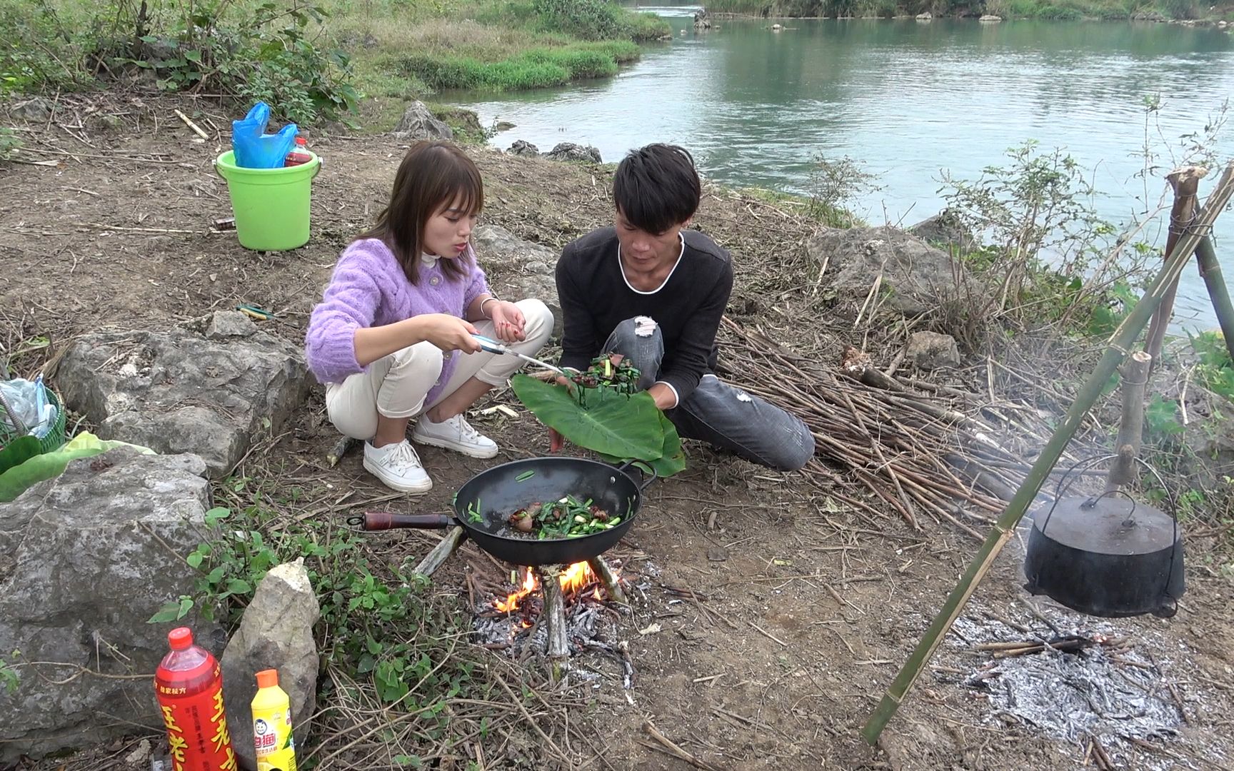 小明约美女河边野炊一道青葱炒腊肉出锅那一刻直呼太香了