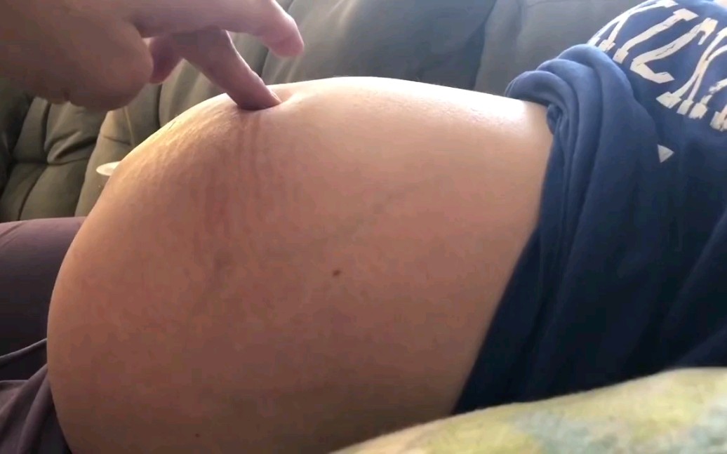还没出生的萌娃宝宝隔着肚皮和爸爸互动是什么快乐体验！真是刺激啊