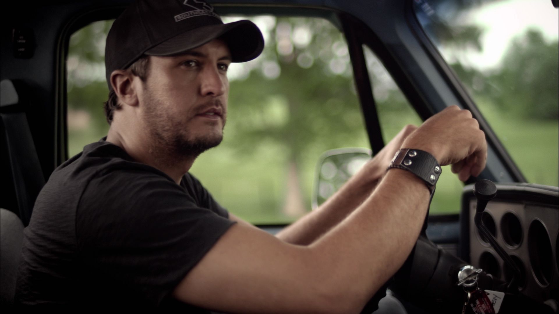 crash my party (closed-captioned) - luke bryan