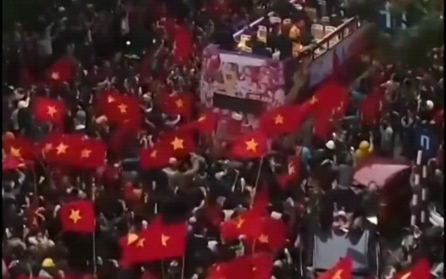 [ 越南文化] 三年前,越南人民在 COVID19 爆发前庆祝越南足球胜利的时刻哔哩哔哩bilibili