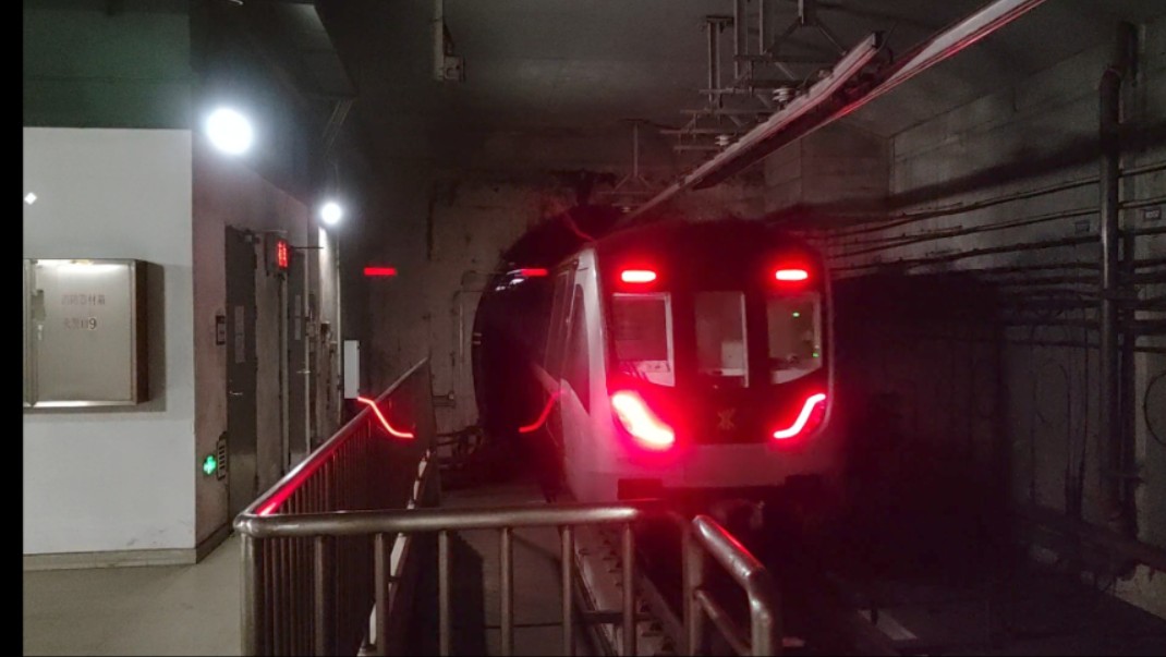 【轨道交通】深圳地铁10号线1023号车驶出孖岭站(双拥街方向)