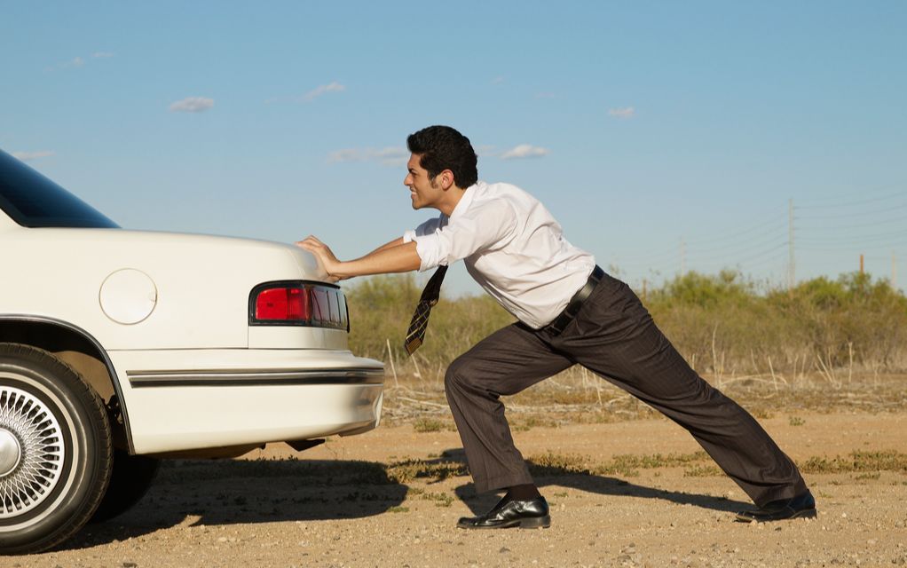 【老司机的经验】手动挡汽车没电如何推车发动?30秒搞定抛锚窘境!