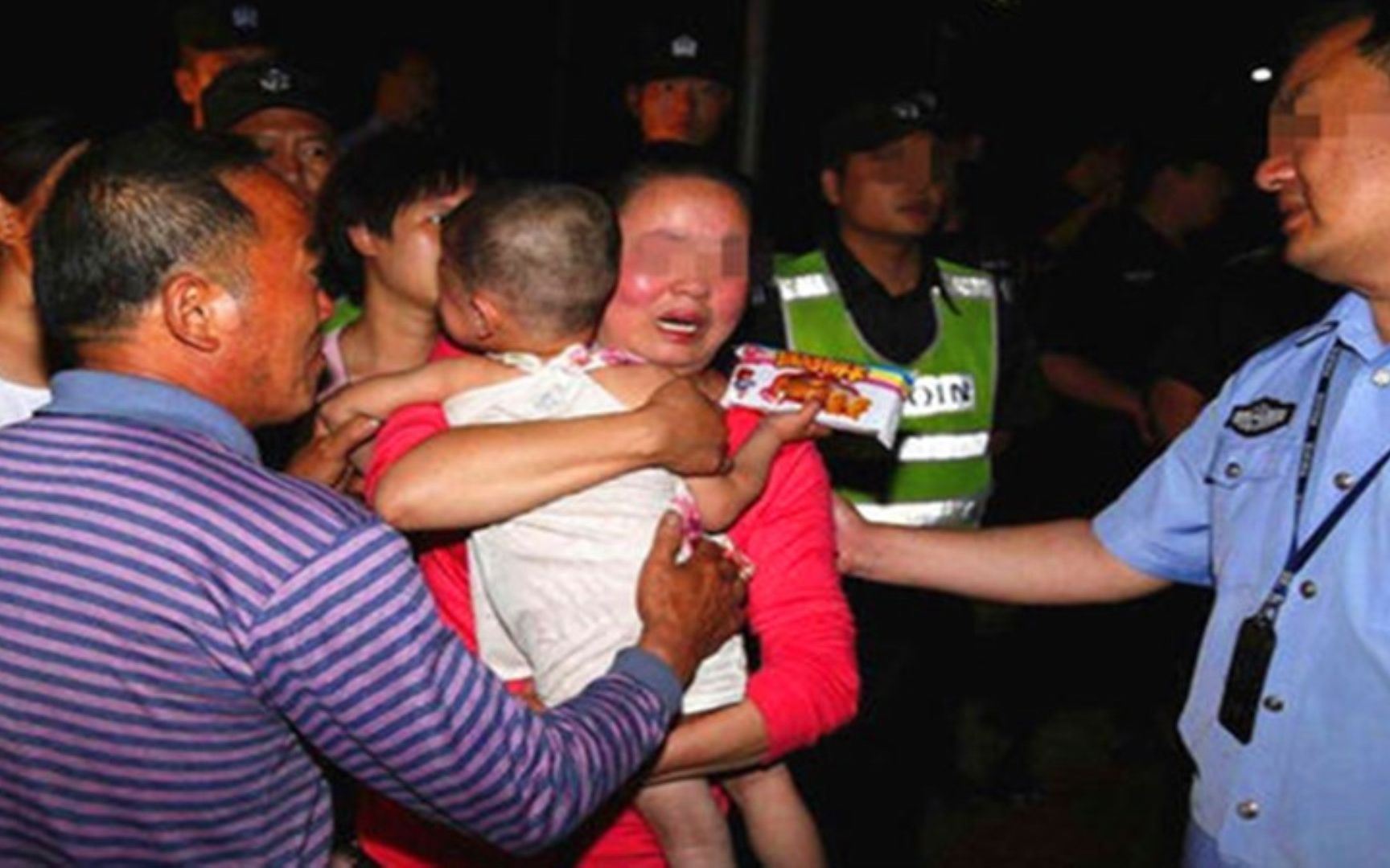 猖狂至极,人贩子抱起2岁女童就跑,监控拍下全过程_哔哩哔哩_bilibili