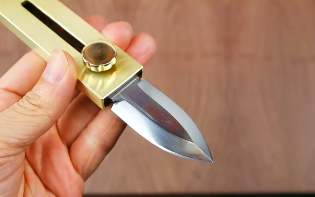 韩国#小哥利用锯盘打造一把精致无比的可伸缩小刀,看完爽一天!