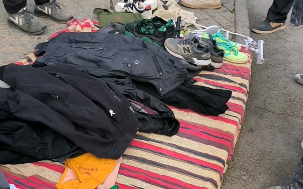 底层北漂族地摊买旧衣服:讨价还价中