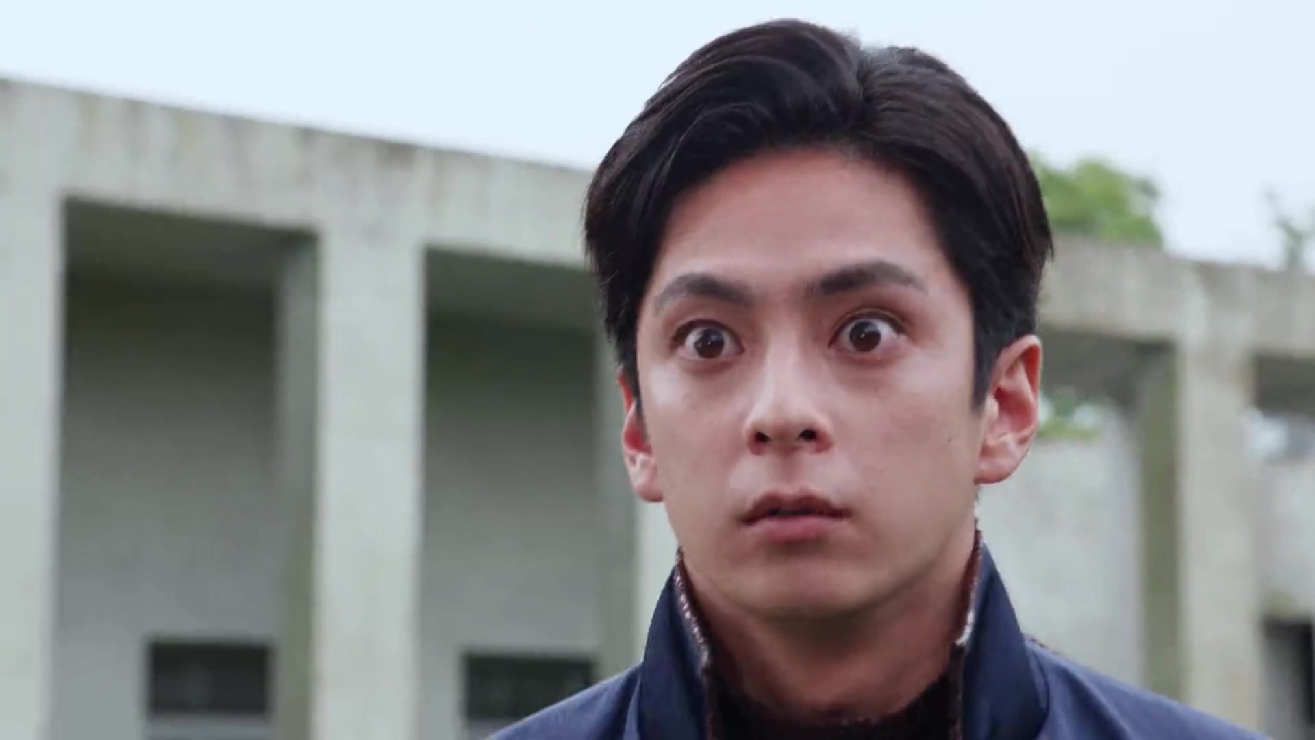 飞电或人首次变身成为假面骑士圣刃