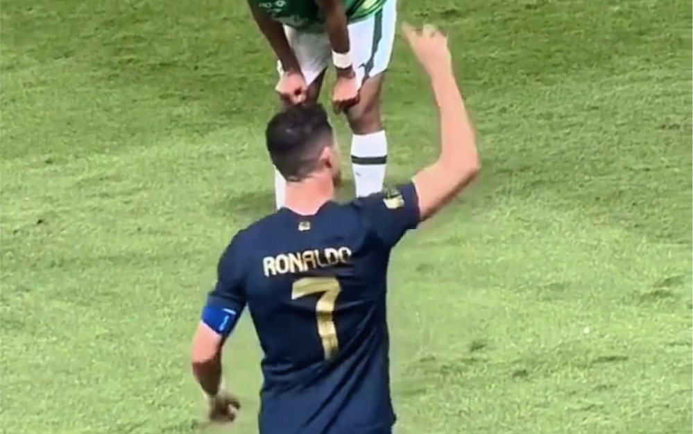 球迷冲着c罗高喊梅西,气的c罗边线球都不发了,还示意"闭嘴"