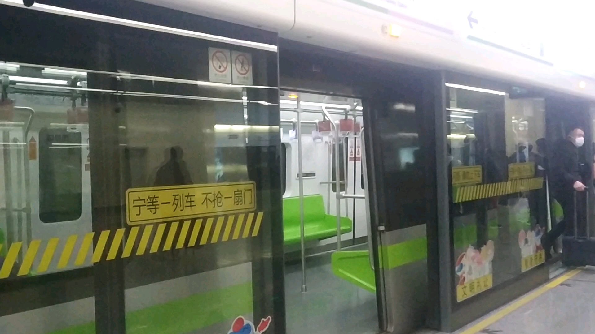 上海地铁2号线02a05绿灯侠虹桥火车站出站