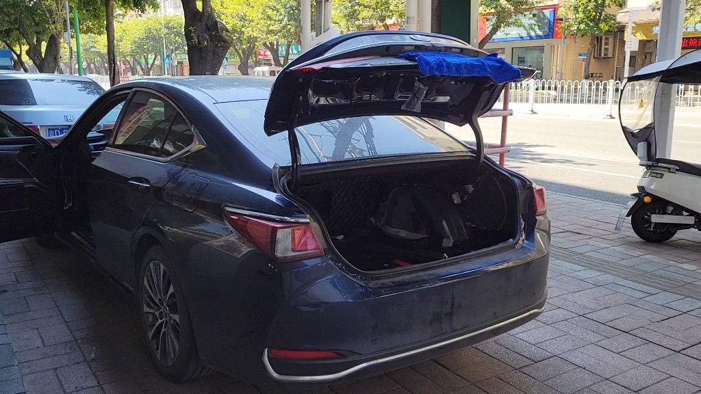 雷克萨斯es升级智能电动尾门