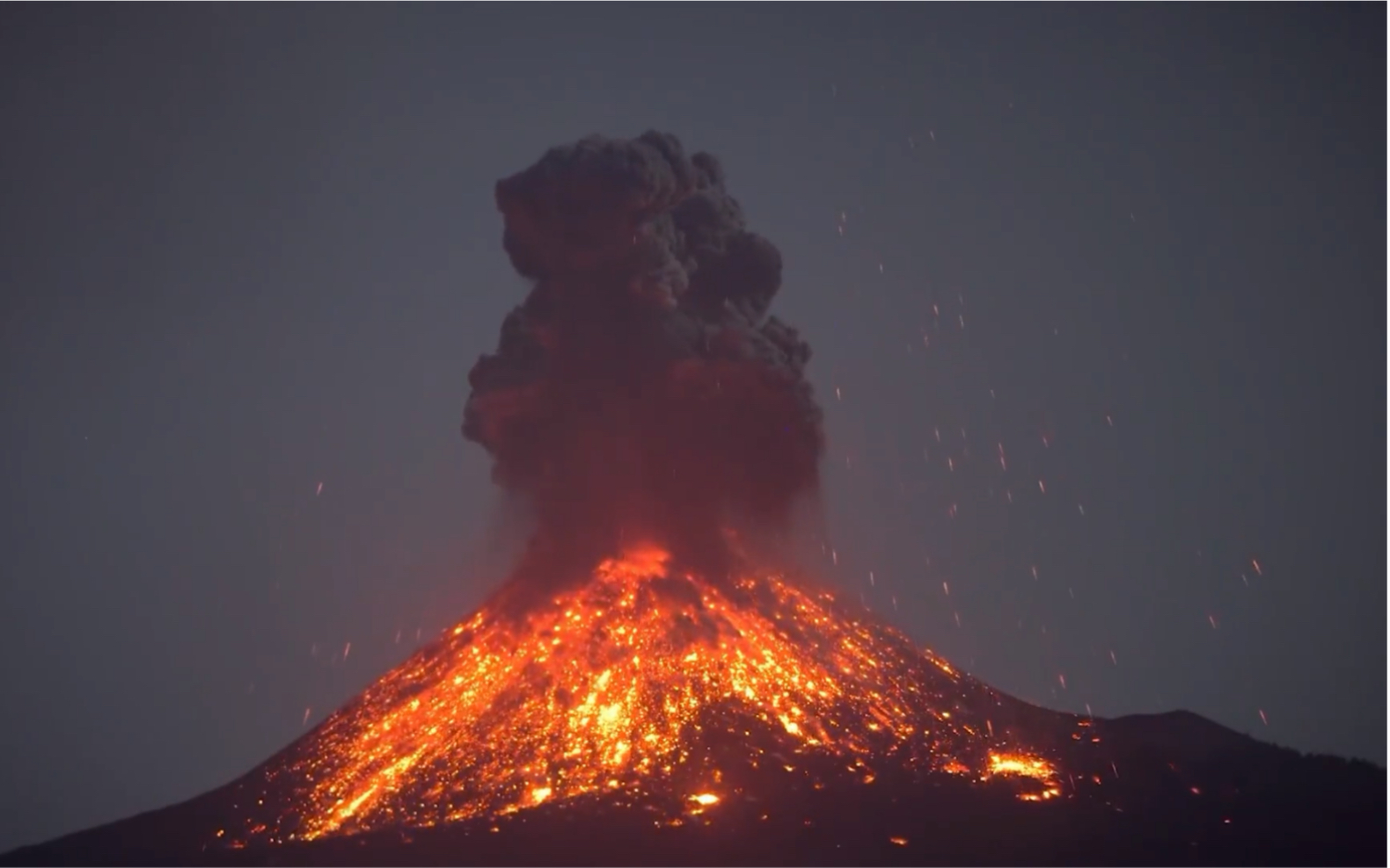 2018年,印尼喀拉喀托火山喷发瞬间,近距离拍摄,场面极其壮观