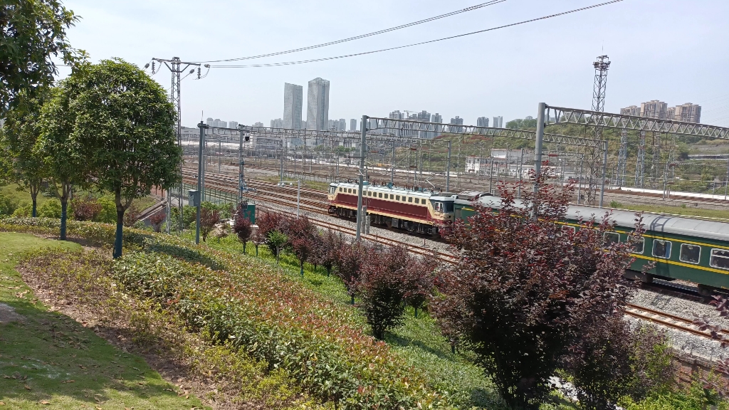 韶山7c牵引客车进入重庆北站