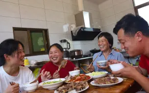 Скачать видео: 胖妹这嫂子真不赖，妹妹来家热情招待，炖上一锅香肠腊肉，解馋了