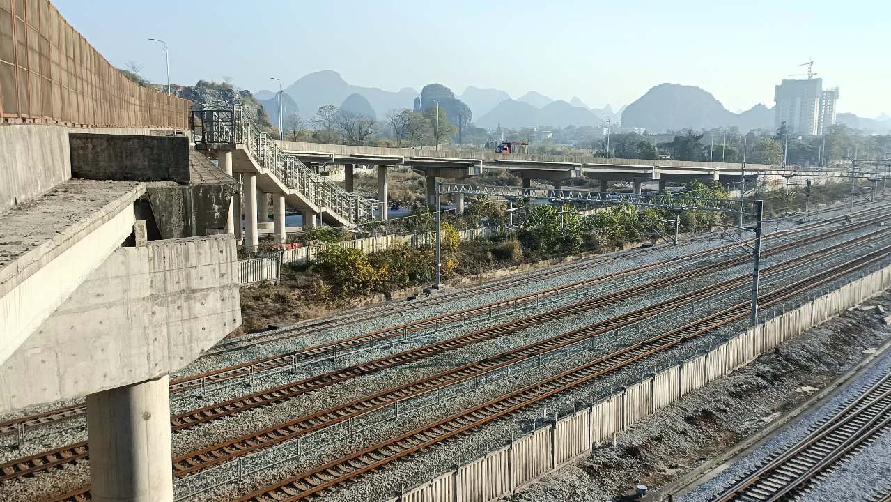 [图]【铁路】乌克蓝货列慢吞吞地与带鱼佬会车