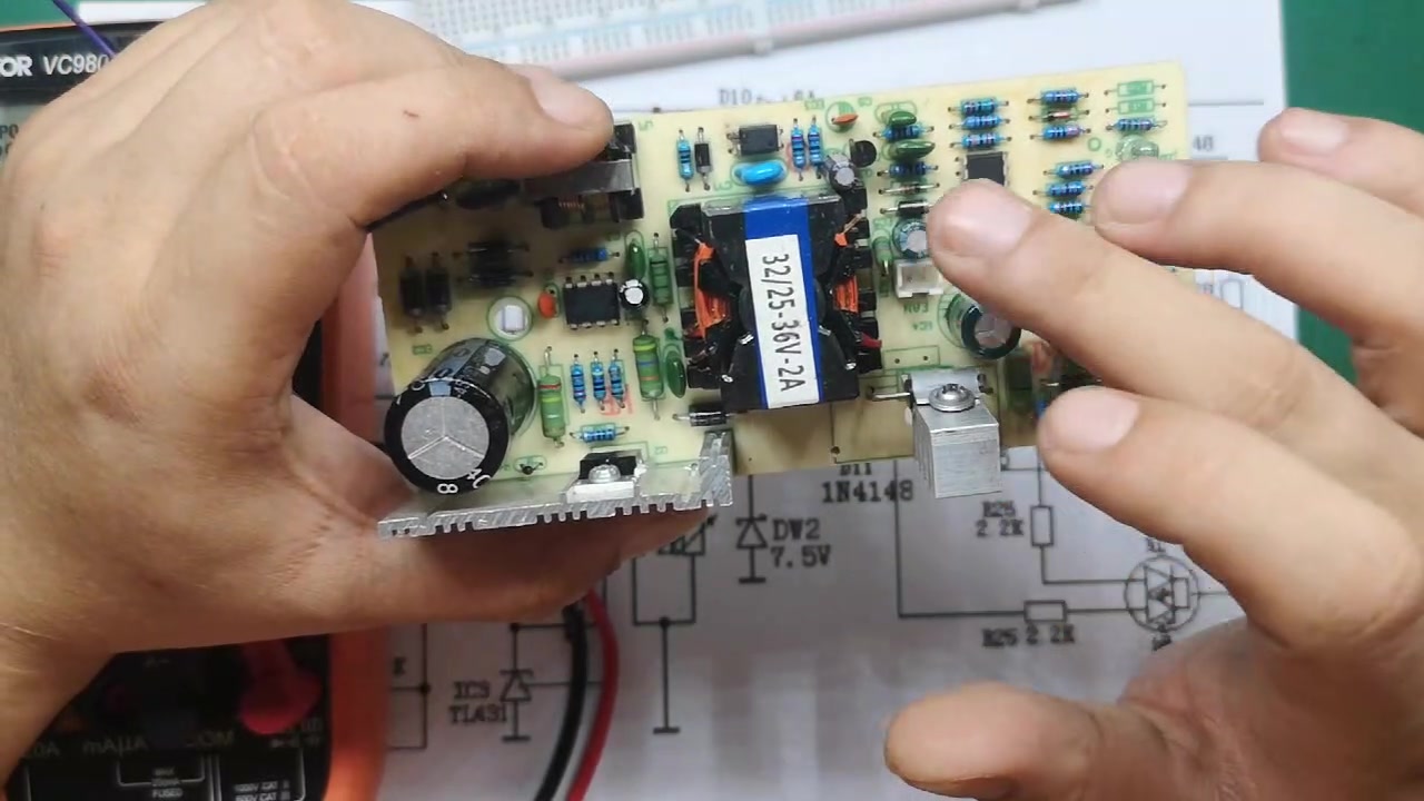 LM358 电压比较器是怎么工作的,用一个实验来告诉你哔哩哔哩bilibili