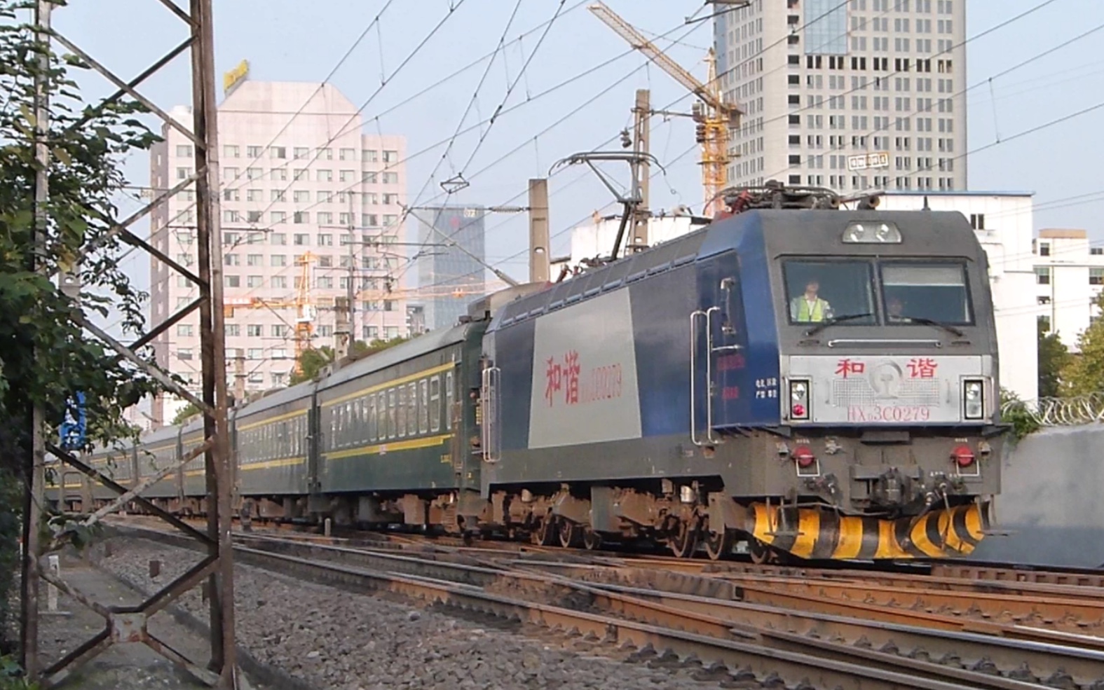 武局南段hxd3c牵引k355次进武昌火车站