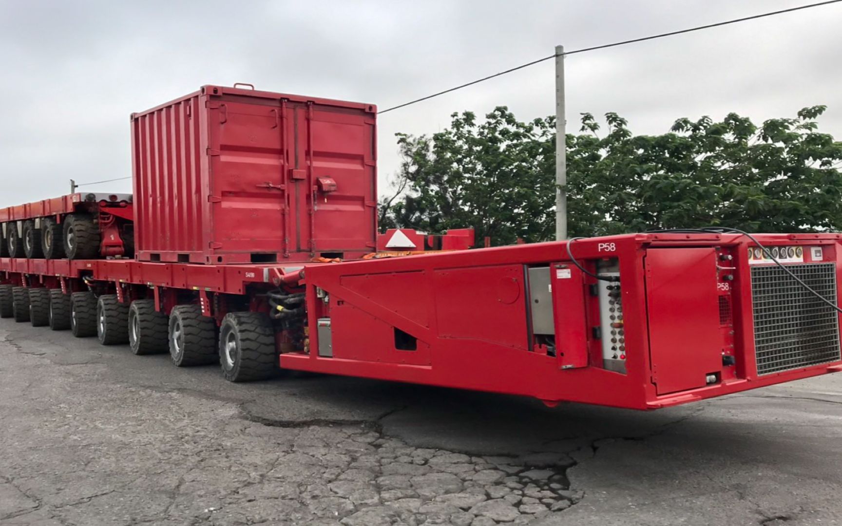 中国太牛了,造出巨型运输车,可拉着航母到处跑,就是不卖美国_哔哩哔哩