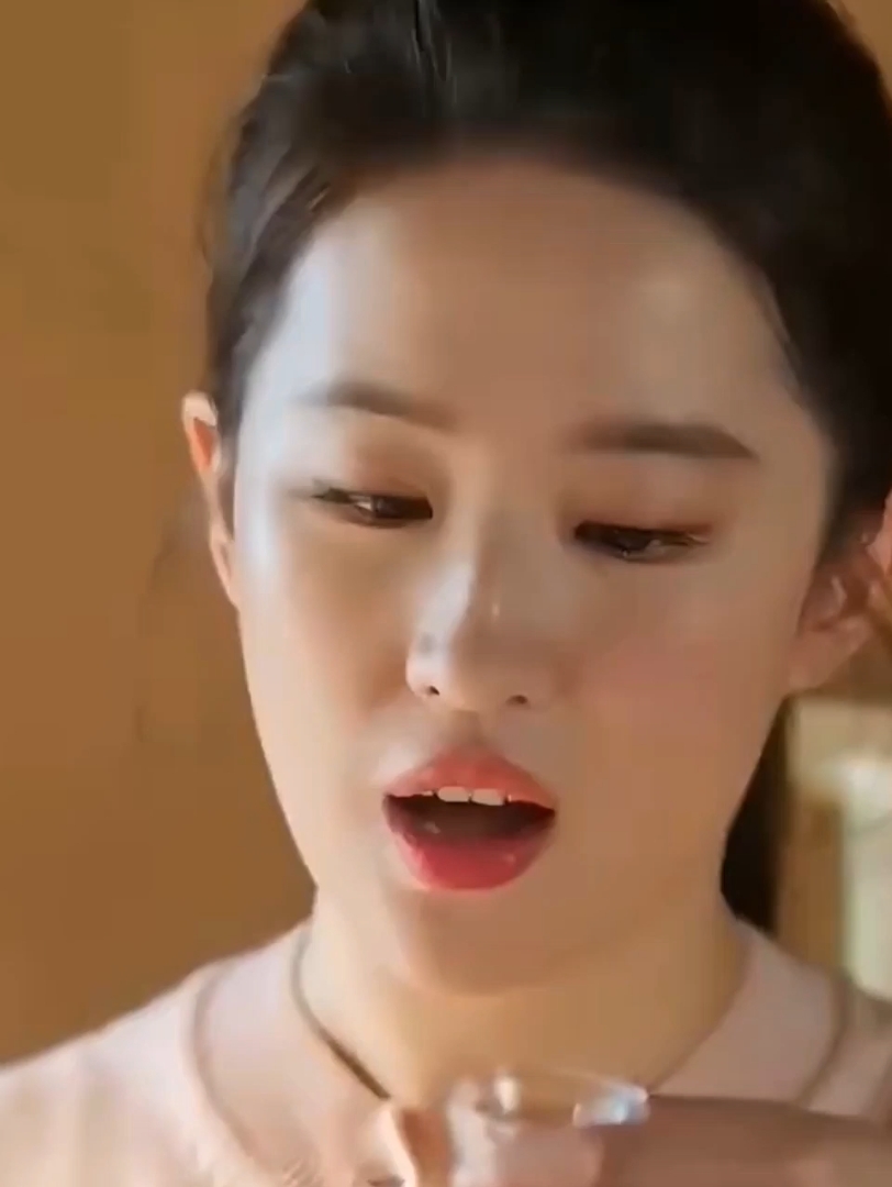 刘亦菲第一次喝白酒, 辣的舌头都卷起来了
