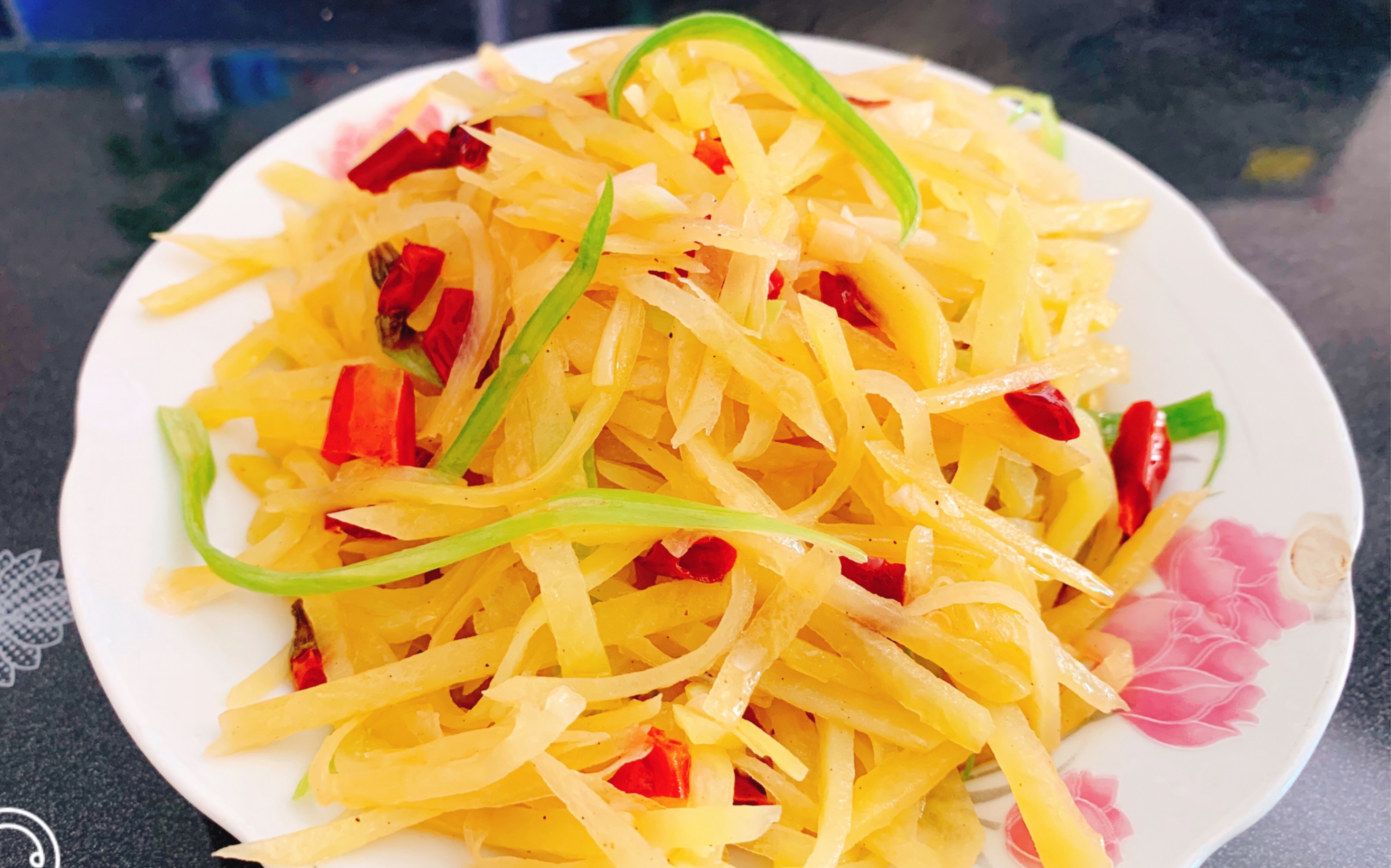 《酸辣土豆丝》这么做,香辣爽脆,超级下饭,两碗饭都不够吃.