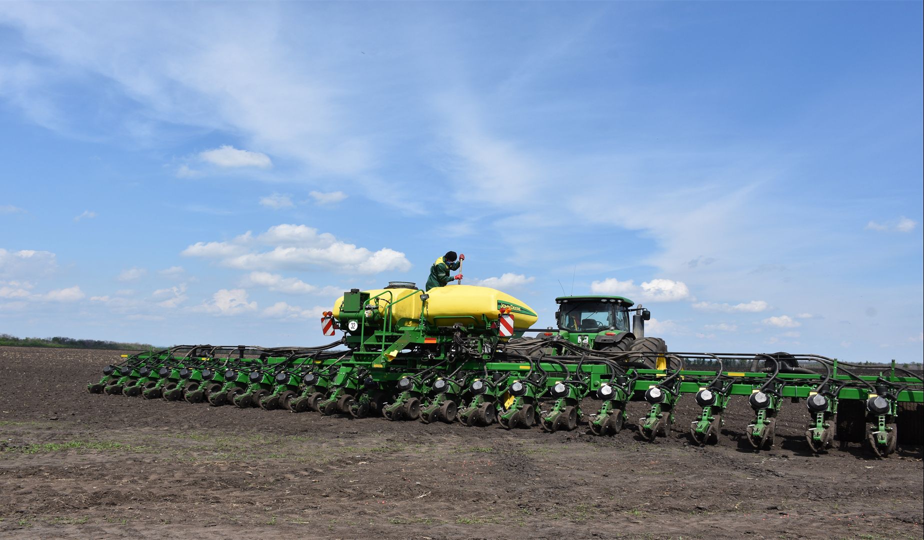 上百个齿轮高速旋转,除草松土合二为一