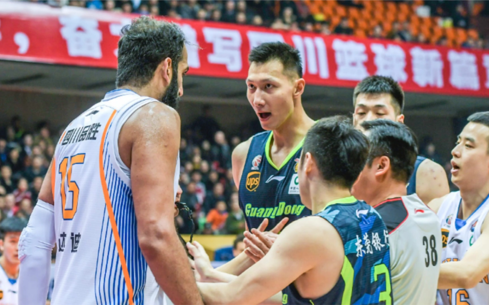 易建联哈达迪十年恩怨情仇冲突合集如今为何能一笑泯恩仇