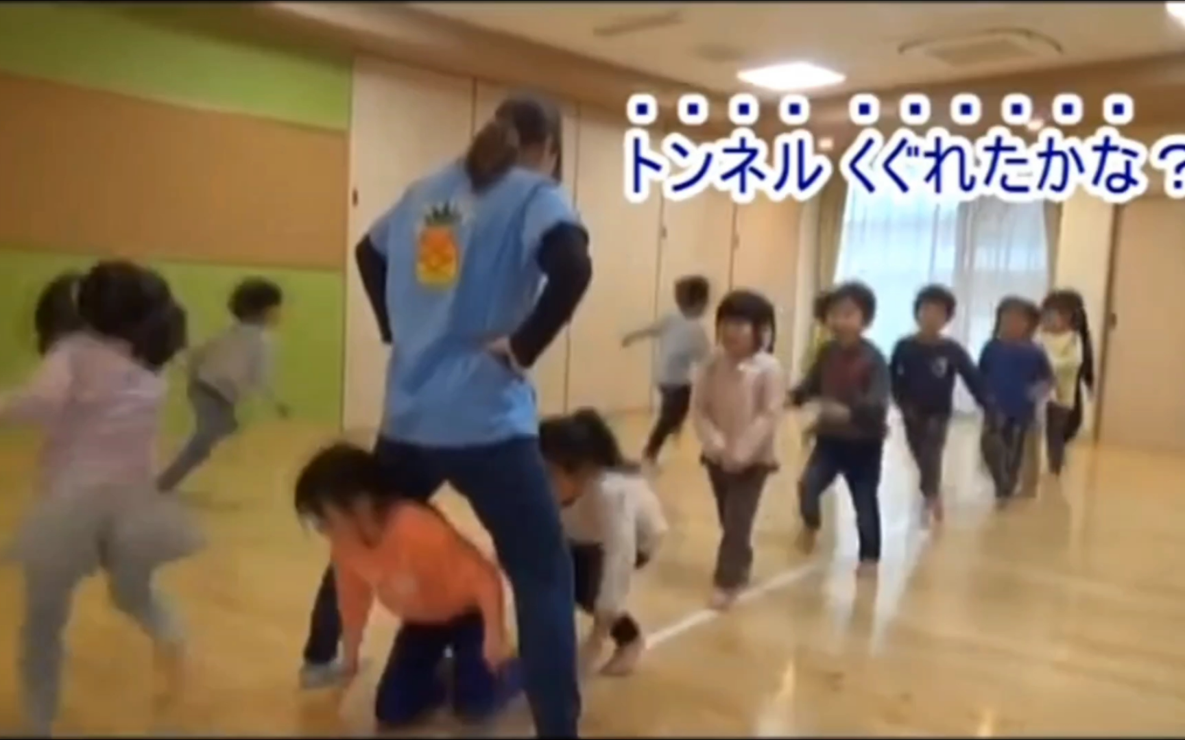 幼儿园运动课,小朋友钻美女幼师胯下