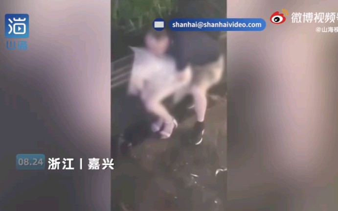 [图]中年男子酒吧门口猥亵醉酒女生