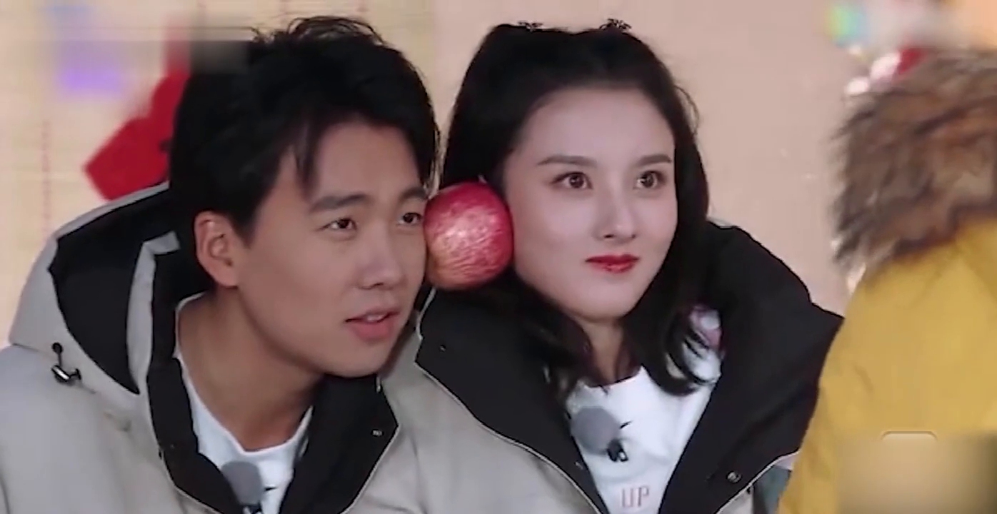 郭麒麟节目中和宋祖儿脸夹苹果,有谁注意两人的反应?cp感十足