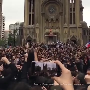 [图]智利乐团在圣地亚哥演奏“团结的人民永不被击溃”