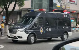 下载视频: 【出警·外】街拍荆州/宜昌/秭归县多种警车、急救、消防、工程车停靠&行驶瞬间