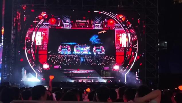 谁在用琵琶弹奏 一曲东风破 枫叶将故事染色 结局我看透～周杰伦