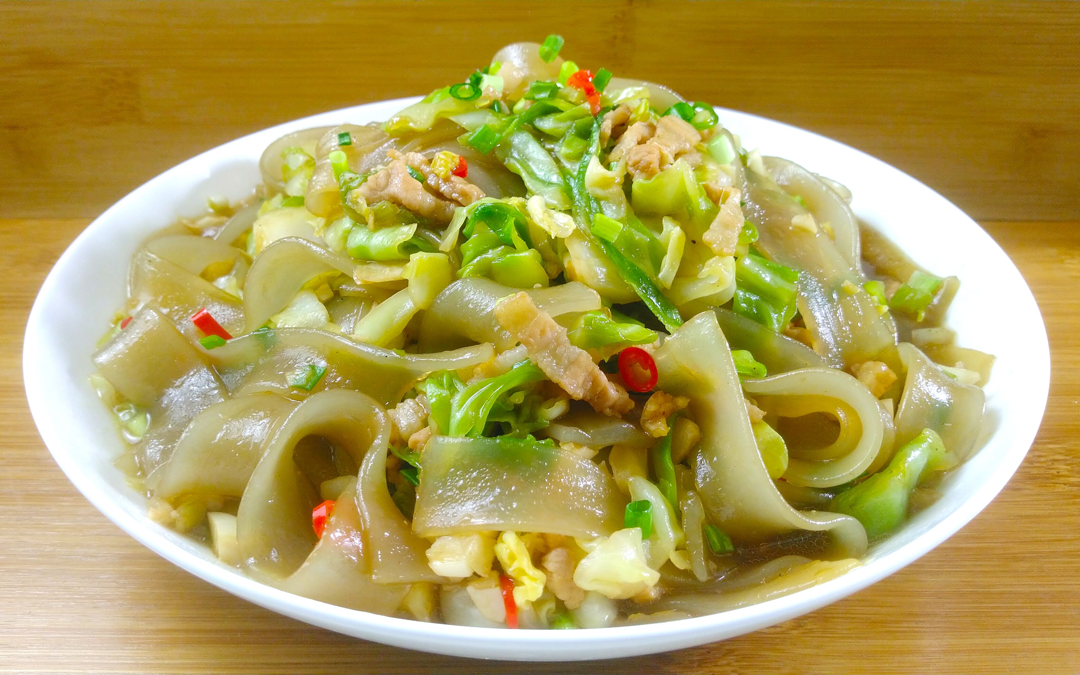 包菜炒宽粉要这样做,难怪以前老粘锅,这样做不坨不粘锅,真好吃