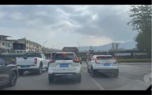 Download Video: 【滇越铁路】火车没有汽车快？开远南北轨道交通列车57301次通过祥云路道口&开着汽车追火车