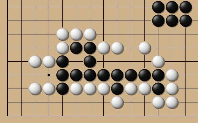 黑棋需要吃到白子形成眼位,需要防范白棋弃子联络桌游棋牌热门视频