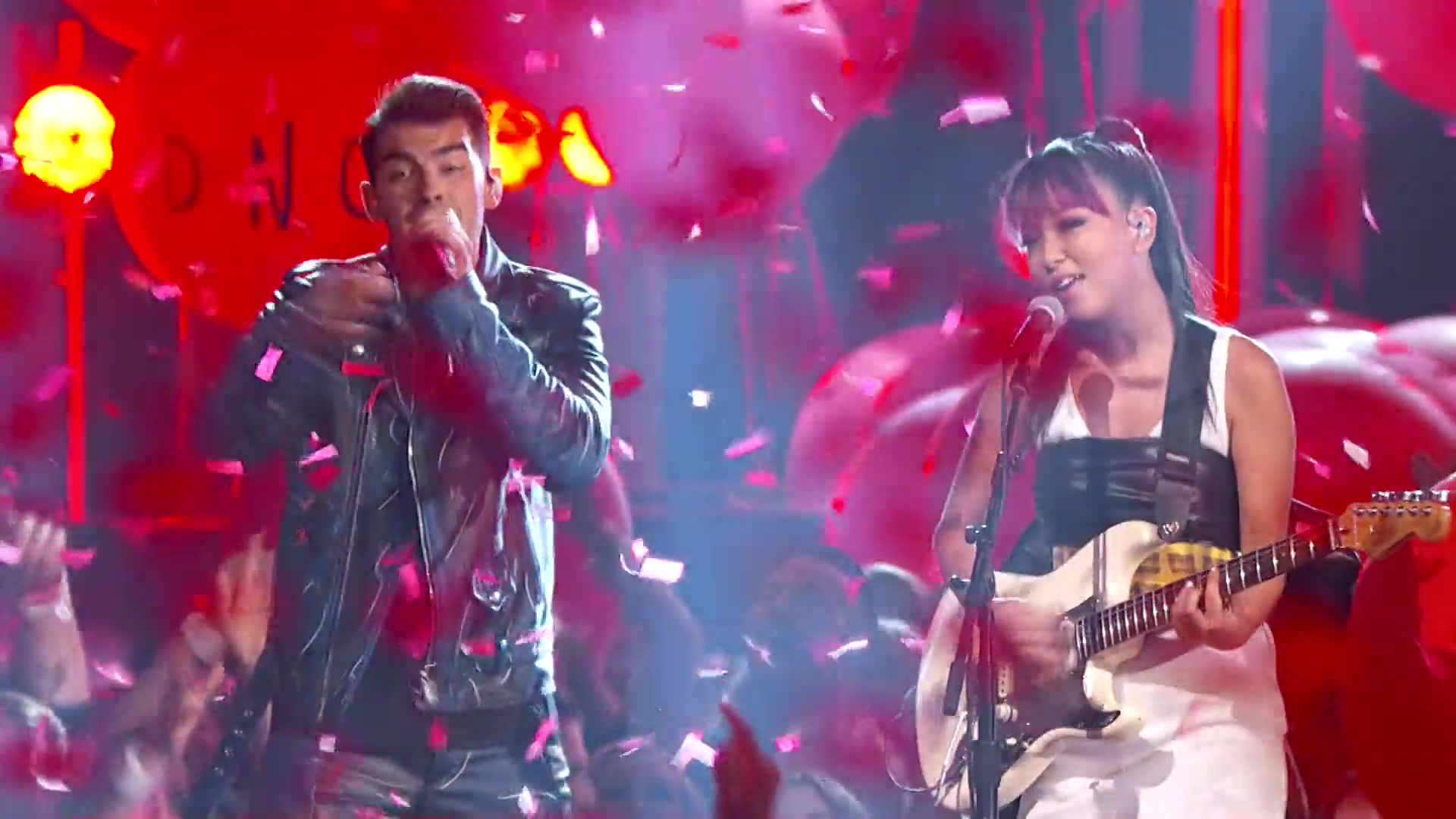 [图]【DNCE】Cake by the Ocean - Live @Billboard Music Awards