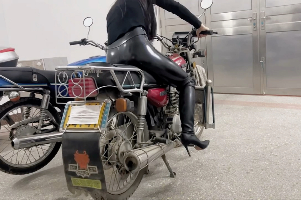 挑战穿高跟鞋靴子踩发启动125摩托车