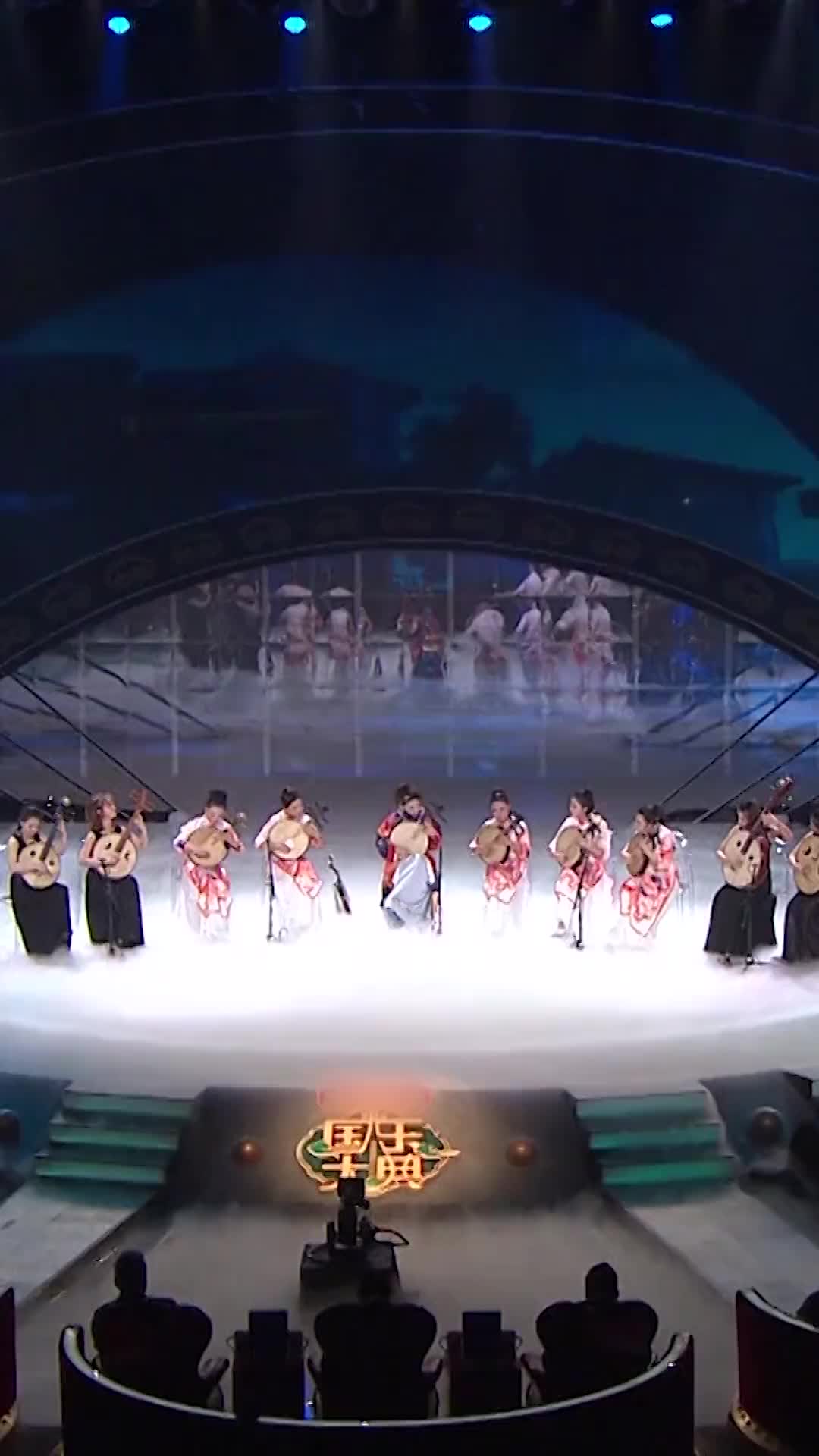 这连绵不断的弦音,连听者的心也跟着带动了起来 国乐大典