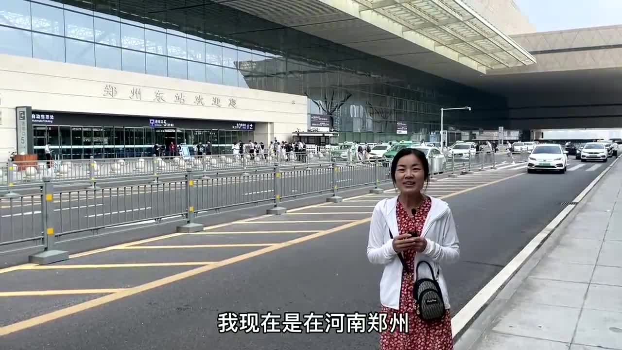 实拍中原最大高铁站,郑州东站,多列高铁同时出站,太壮观了!