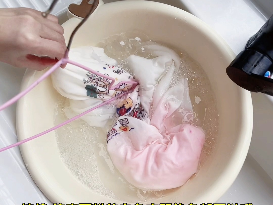 手把手教你怎么把染色的衣服给洗回来