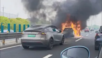 特斯拉高速路碰撞 起火